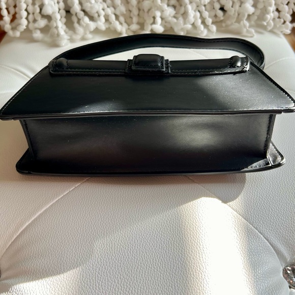 Black and Gold Lock Purse - Picture 3 of 4